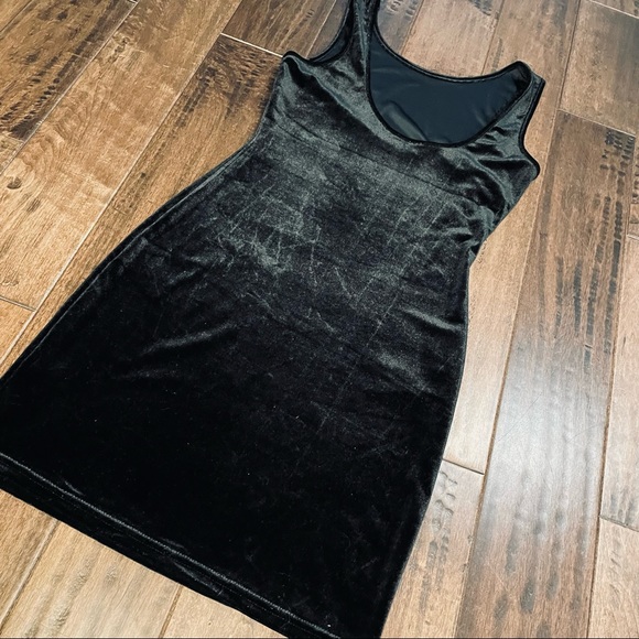 Velvet Fitted Swoop Back Mini - Picture 5 of 6